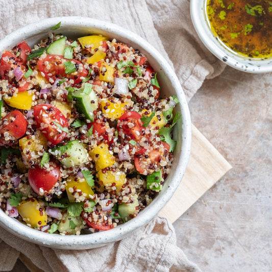 Nachhaltig Leben: Quinoa-Gemüse-Salat - Zubereitet auf den BPlanet Schneidebrettern - BPlanet GmbH
