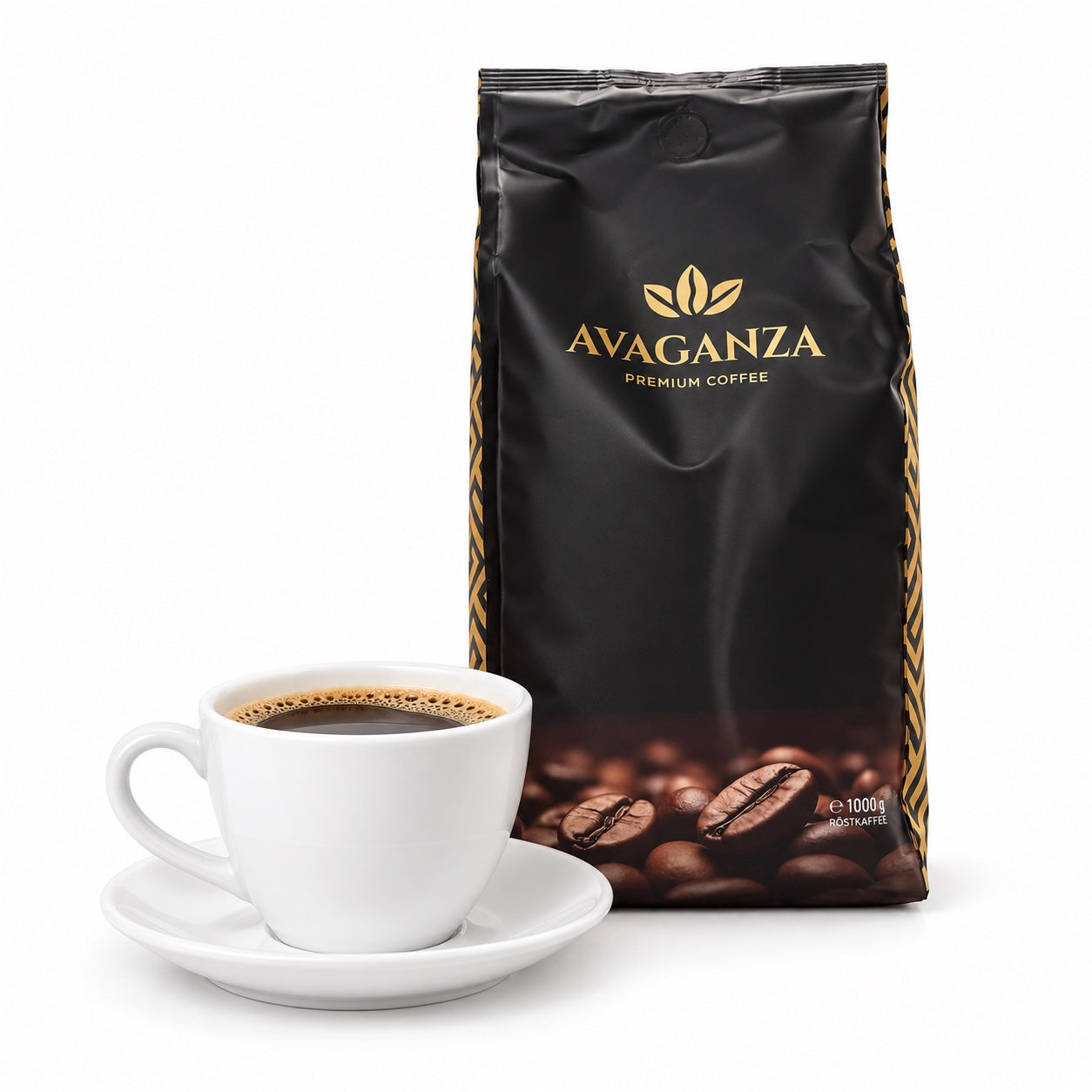 Weiße Kaffeetasse neben einer Avaganza Premium Coffee Packung auf weißem Hintergrund